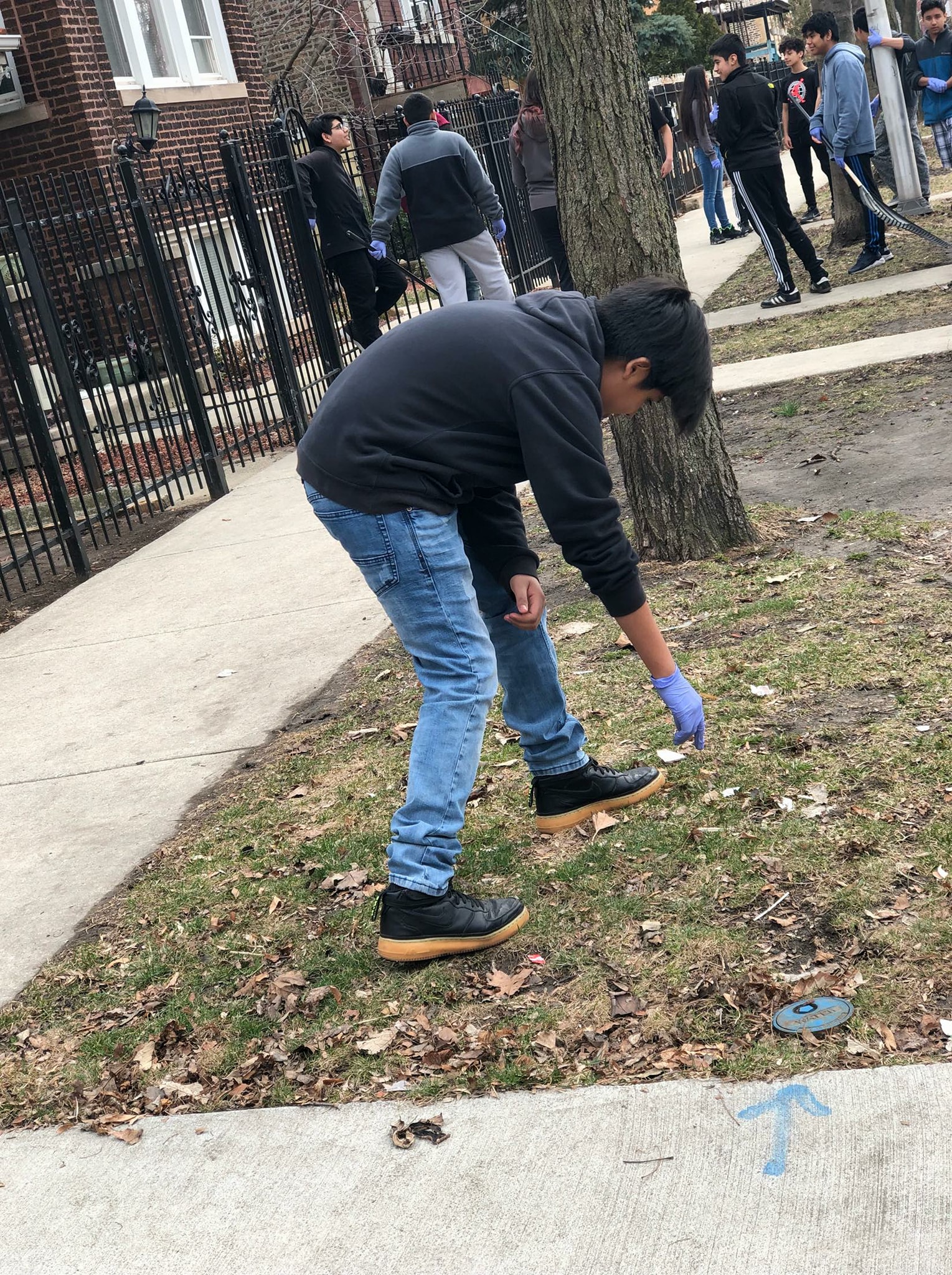 Youth Clean Streets In Little Village New Life Centers Of Chicagoland